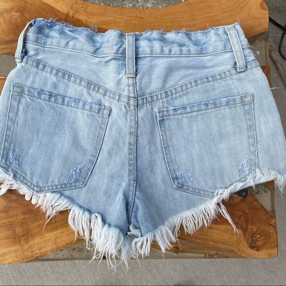 FREE PEOPLE Womens Cut Off Light Wash Crochet Denim Distressed Shorts Size 24 - Picture 4 of 8